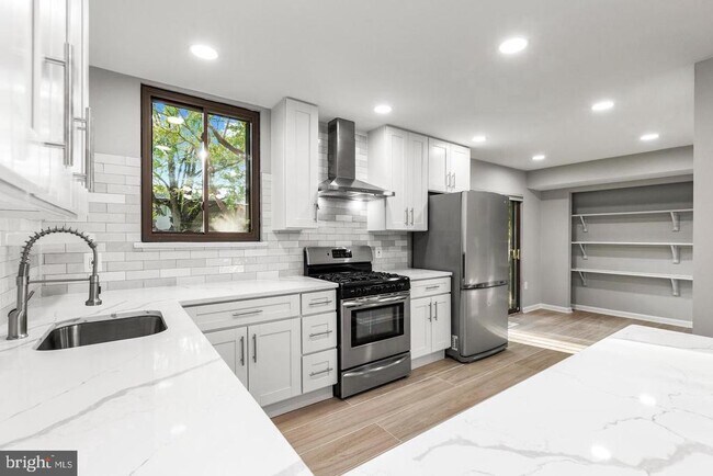 property at 4921 Sauquoit Ln