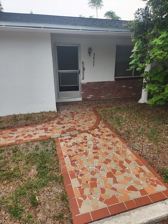 5823 Elm St in New Port Richey, FL - Building Photo