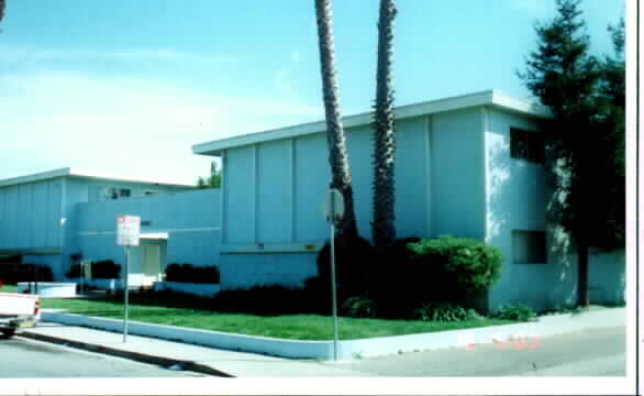 1400 Azalea St in Oxnard, CA - Foto de edificio - Building Photo