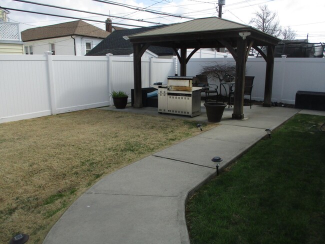 353 E Pine St in Long Beach, NY - Building Photo - Building Photo