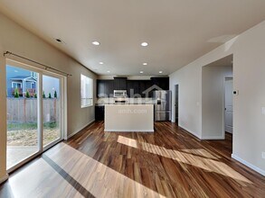 13811 66th Ave E in Puyallup, WA - Foto de edificio - Building Photo