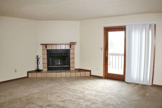632 Westwinds Dr in Iowa City, IA - Building Photo - Building Photo
