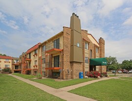 Villa Del Mar Apartments in Wichita, KS - Building Photo