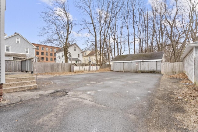 19 Cambridge St, Unit 3 in Meriden, CT - Building Photo - Building Photo