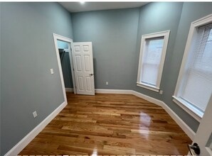 15 Harold St, Unit 2 in Somerville, MA - Foto de edificio - Building Photo