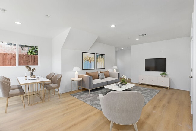 9613 S Hobart Blvd, Unit 9611.5 in Los Angeles, CA - Building Photo - Building Photo