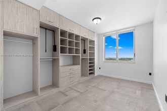 1745 E Hallandale Beach Blvd, Unit PH05 in Hallandale Beach, FL - Building Photo - Building Photo