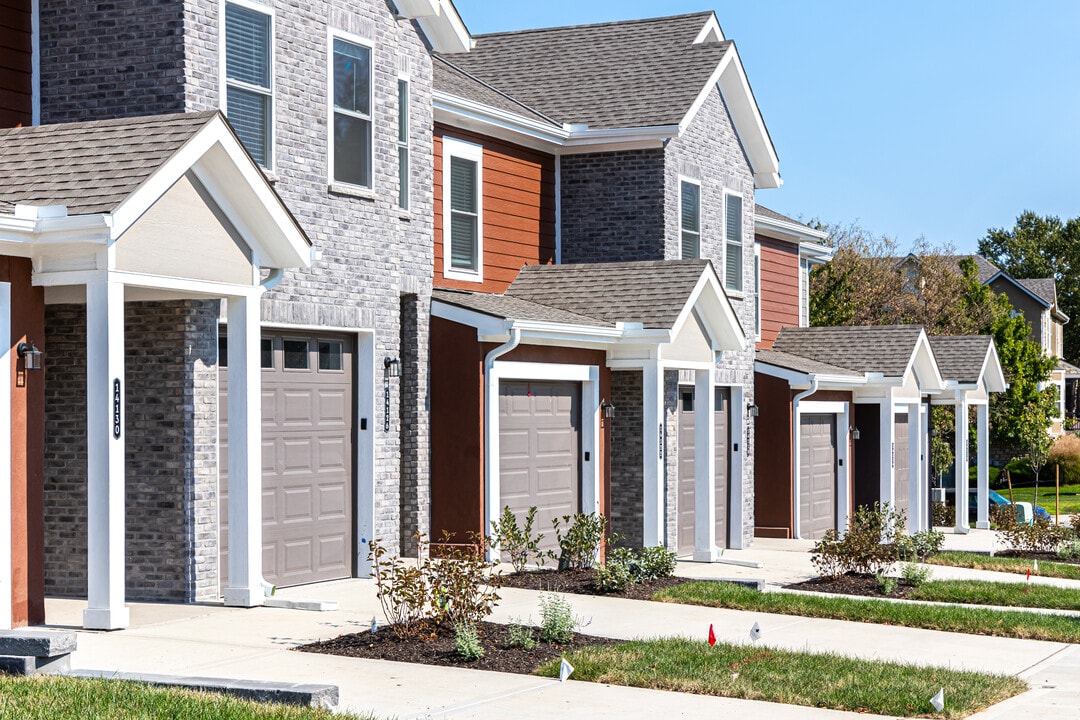 Greenwood Townhomes in Olathe, KS - Foto de edificio