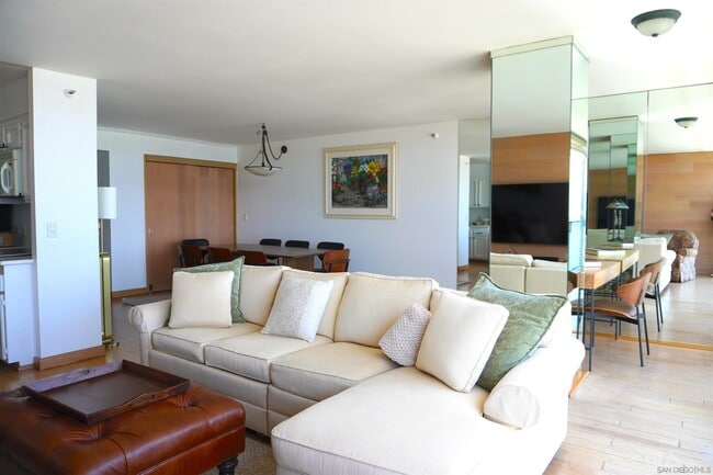 1820 Avenida Del Mundo in Coronado, CA - Foto de edificio - Building Photo