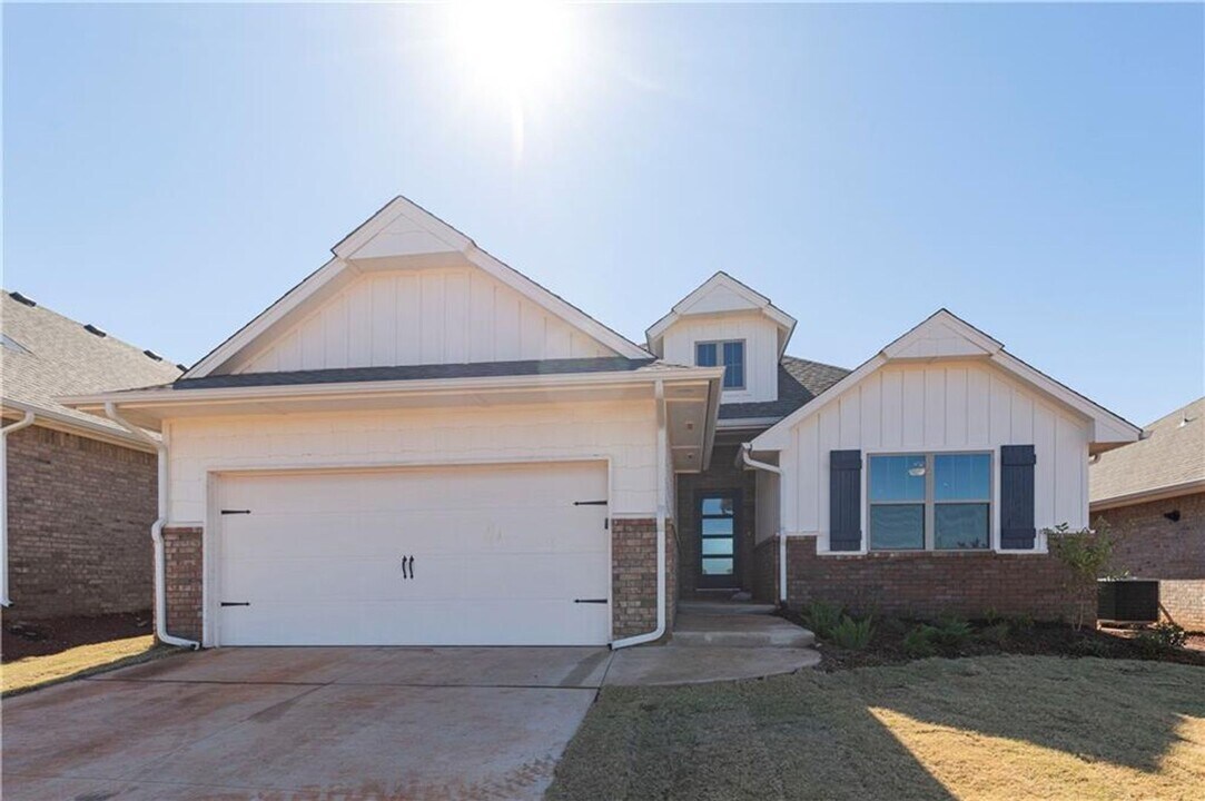 8412 NW 163rd St in Edmond, OK - Foto de edificio
