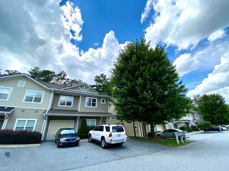 65 Foxden Dr in Fletcher, NC - Foto de edificio