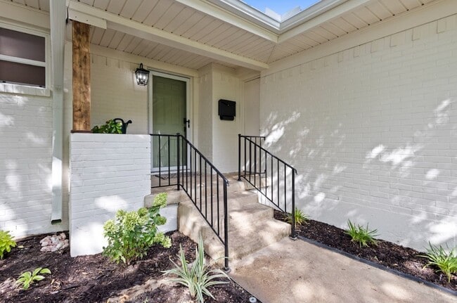 833 Peavy Rd in Dallas, TX - Foto de edificio - Building Photo