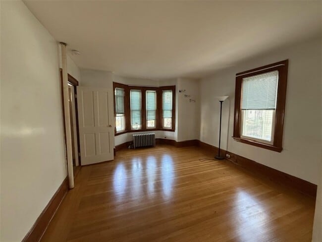 26 Otis St, Unit 1 in Somerville, MA - Foto de edificio - Building Photo
