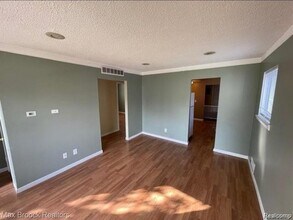 47 E Barrett Ave in Madison Heights, MI - Building Photo - Building Photo