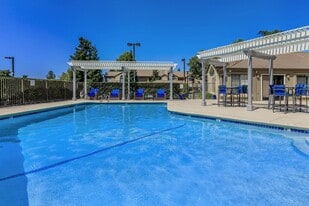 Oak Hills Apartments in Pittsburg, CA - Building Photo