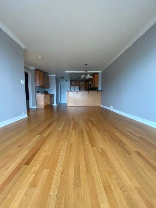 2020 N Lincoln Park W, Unit 17C in Chicago, IL - Building Photo