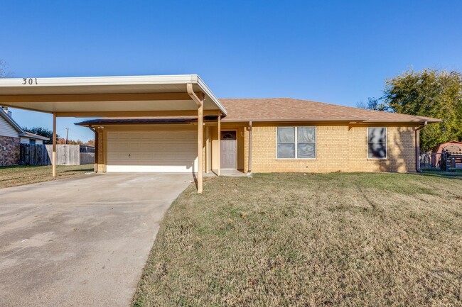 301 Guadalupe Dr in Saginaw, TX - Building Photo - Building Photo