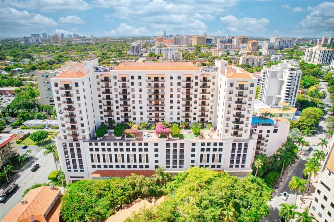 888 Douglas Rd in Coral Gables, FL - Building Photo