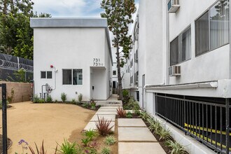 Fairfax Townhomes in Los Angeles, CA - Foto de edificio - Building Photo
