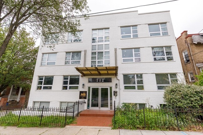 property at 712 Marietta Pl NW