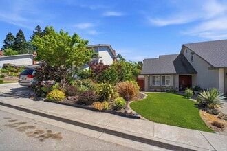 6001 Castlebrook Dr in Castro Valley, CA - Foto de edificio - Building Photo