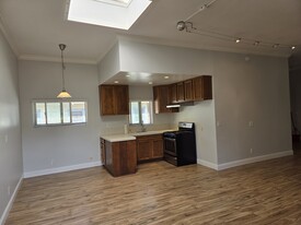 11307 Collins St, Unit 1 bedroom apartment in North Hollywood, CA - Foto de edificio - Building Photo