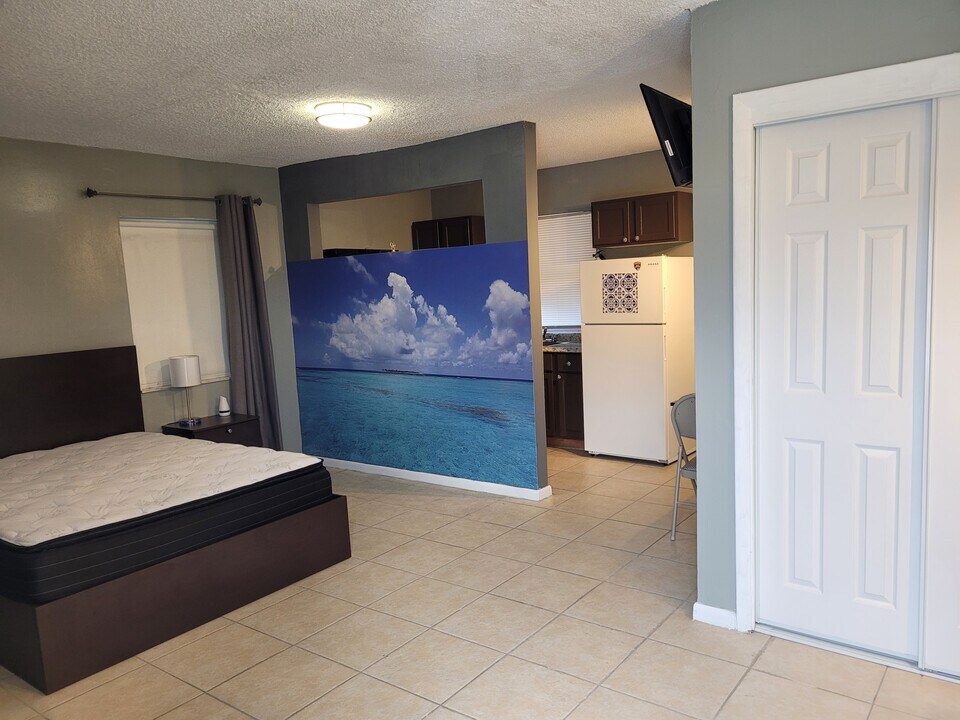 129 SE 2nd Ter in Hallandale Beach, FL - Building Photo