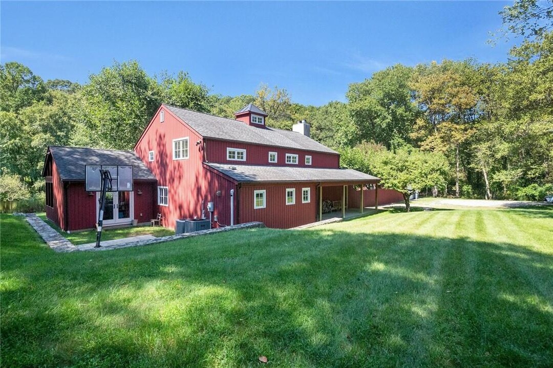 34 Old Church Ln in South Salem, NY - Building Photo