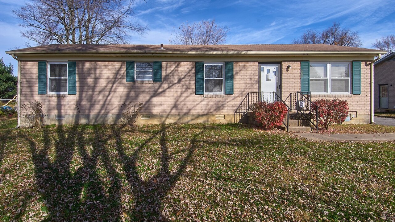 302 Greer Dr in Springfield, TN - Building Photo