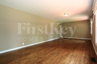 2155 Canterbury Dr in Florissant, MO - Foto de edificio - Building Photo