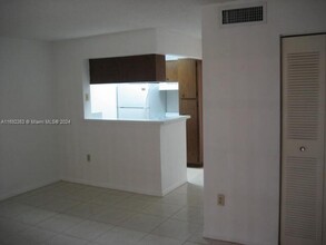 10832 N Kendall Dr in Miami, FL - Foto de edificio - Building Photo