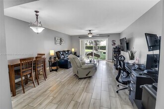 9891 Riverside Dr in Coral Springs, FL - Building Photo - Building Photo