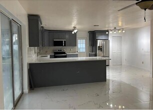 6820 26th St W in Bradenton, FL - Foto de edificio - Building Photo