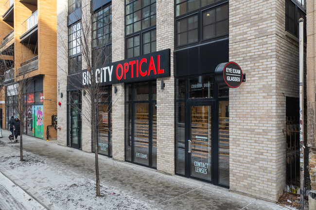 2487 N Milwaukee Ave in Chicago, IL - Foto de edificio - Building Photo