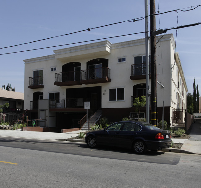 6646 Sylmar Ave in Van Nuys, CA - Foto de edificio - Building Photo