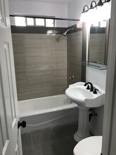 10214 Darby Ave, Unit 1 in Inglewood, CA - Foto de edificio - Building Photo