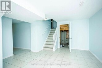 384 Flagstone Way in Newmarket, ON - Building Photo - Building Photo