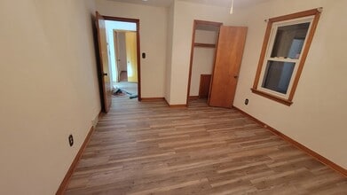 805 E Boston Ave in Youngstown, OH - Foto de edificio - Building Photo