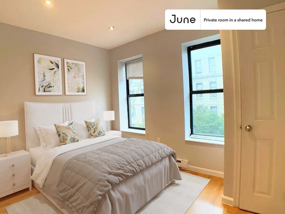 Private bedroom in 4 bed/2 bath Home in New York, NY - Building Photo