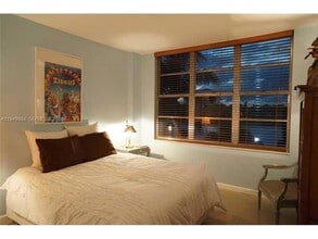 5600 Collins Ave, Unit 4P in Miami Beach, FL - Foto de edificio - Building Photo