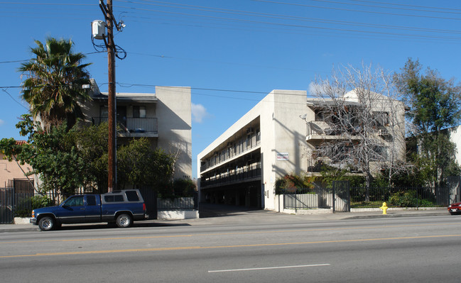 7635 Lankershim Blvd in North Hollywood, CA - Foto de edificio - Building Photo