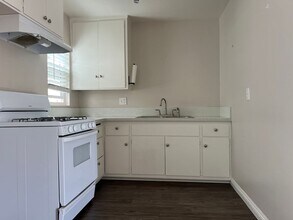 2000 Carnegie Ln in Redondo Beach, CA - Foto de edificio - Building Photo