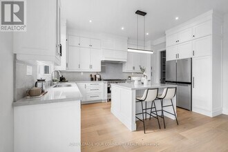 2 Bunn Ct in Aurora, ON - Building Photo - Building Photo