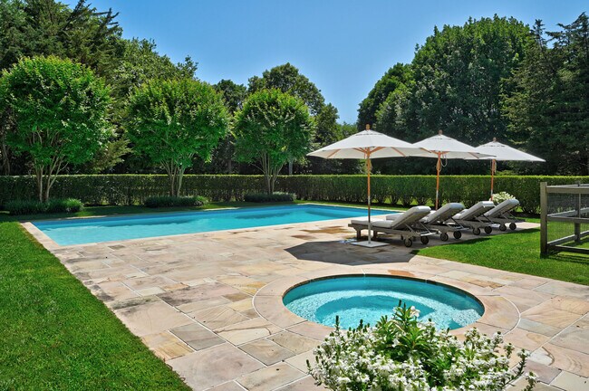 12 Hedge Row Ln in East Hampton, NY - Building Photo - Building Photo