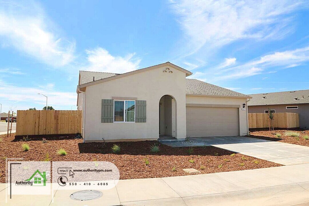 3012 Legend Ln in Redding, CA - Building Photo