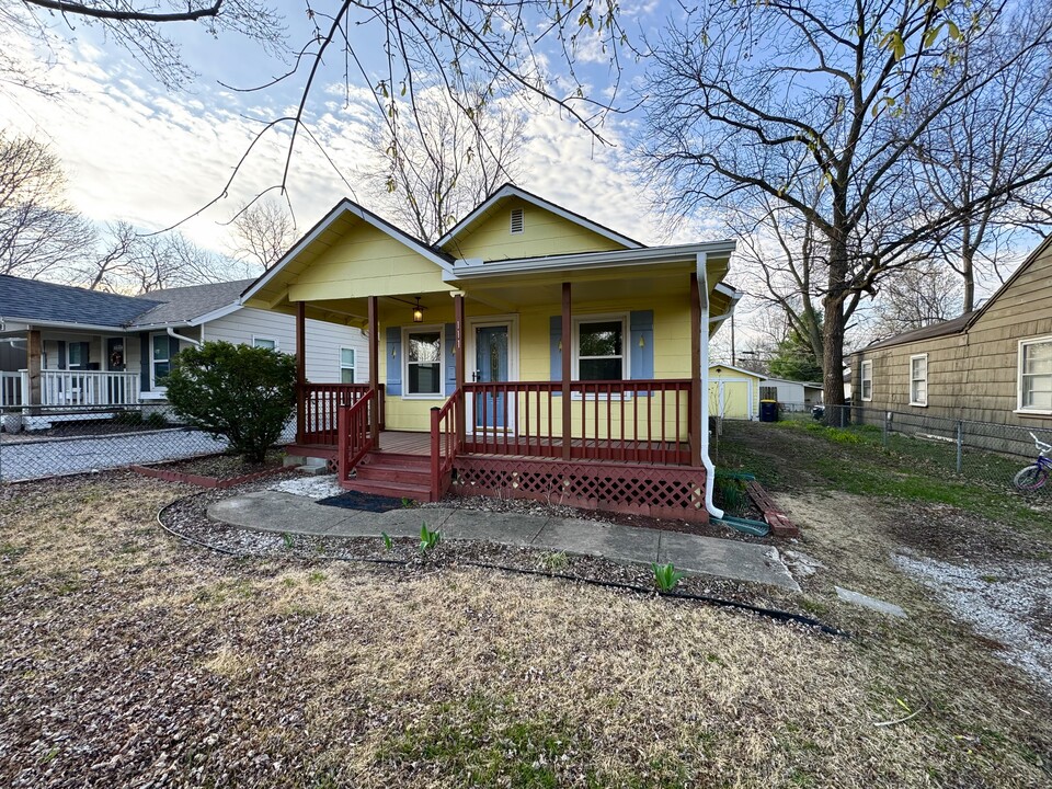 111 W 77th Ter in Kansas City, MO - Foto de edificio