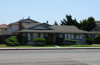 16702 Goldenwest St in Huntington Beach, CA - Building Photo - Building Photo