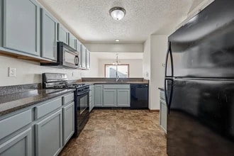 1027 Acacia Dr NE in Cedar Rapids, IA - Foto de edificio - Building Photo