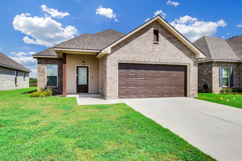 113 Ridley Ln in Youngsville, LA - Building Photo