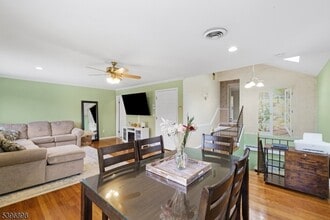 17 Lathrop Ave, Unit B in Madison, NJ - Foto de edificio - Building Photo